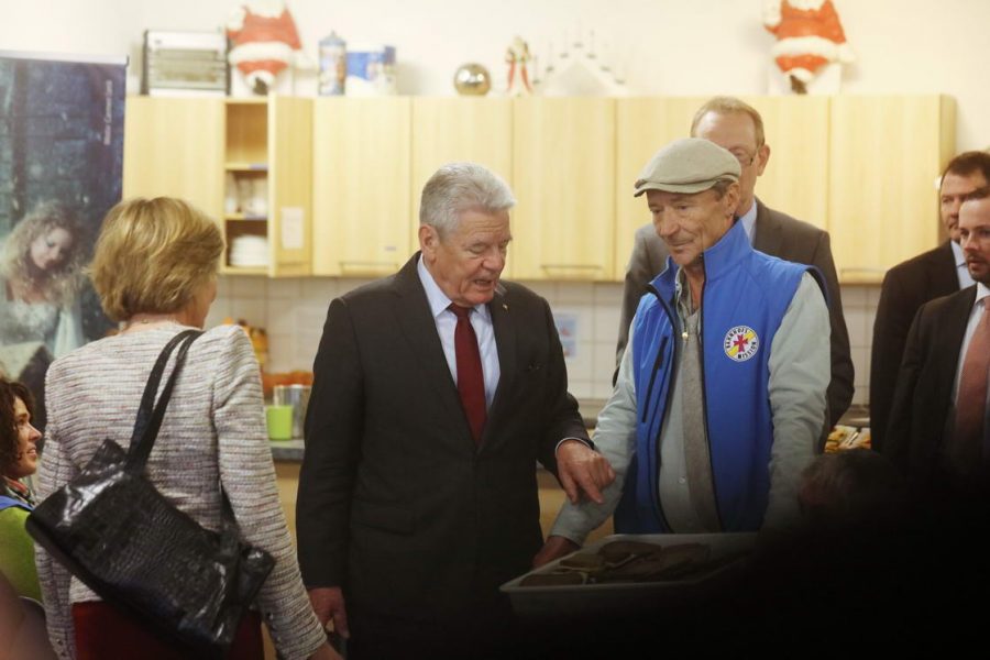 Bundespräsident Joachim Gauck zu Besuch in der Berliner Bahnhofsmission Joachim Gauck besucht Bahnhofsmission am Bahnhof Zoologischer Garten, um ehrenamtlichen Helfern und Arbeit der Bahnhofsmission für die Ärmsten unter uns zu danken.
